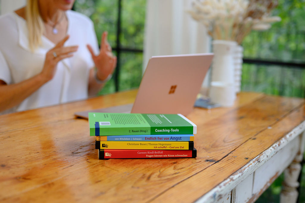 Ein Stapel an Coaching Büchern