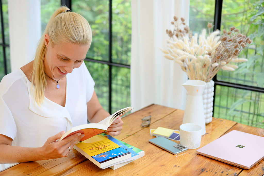 Kristina mit Buch am Schreibtisch