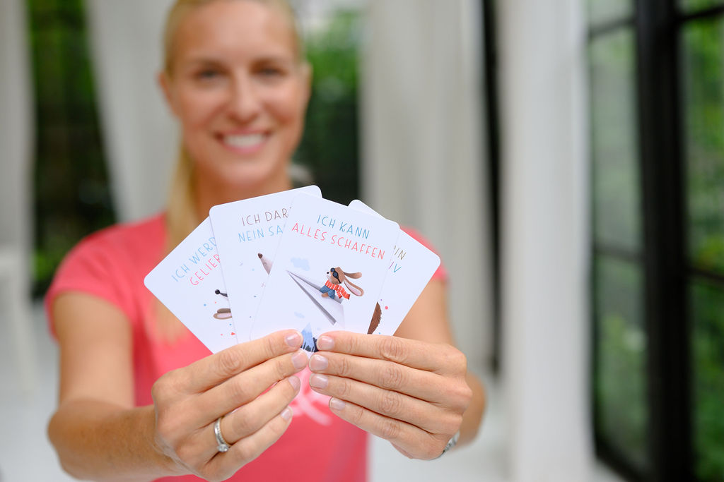 Kristina mit mehreren Karten in der Hand