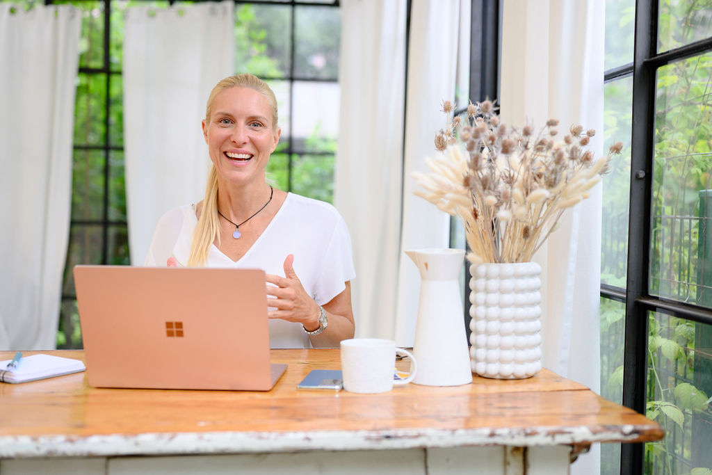 Kristina am Schreibtisch