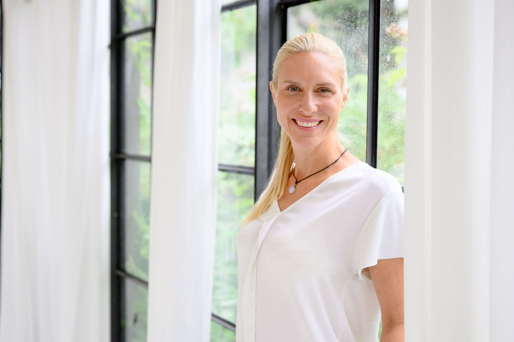 Kristina in weißer Bluse