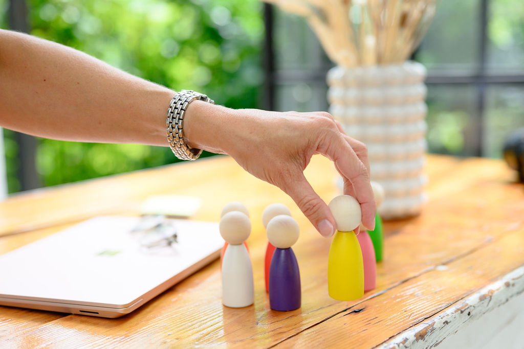 Spielfiguren auf dem Schreibtisch